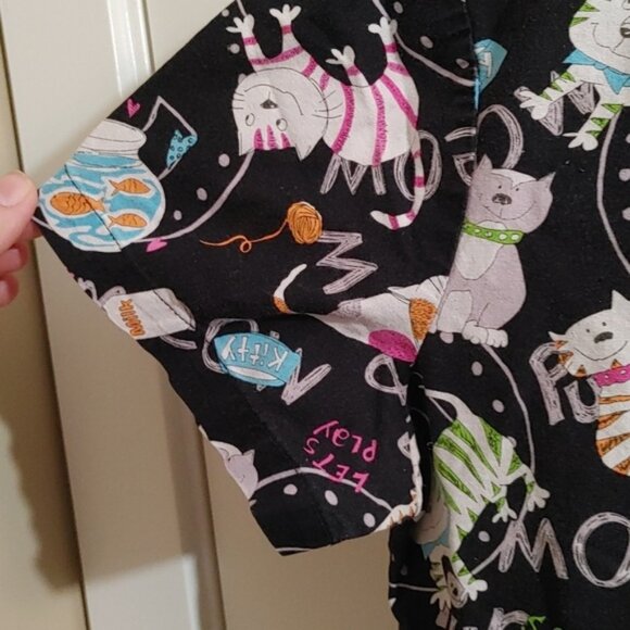 White Cross XS black nurse scrubs top shirt blouse black cats pattern - Picture 4 of 6